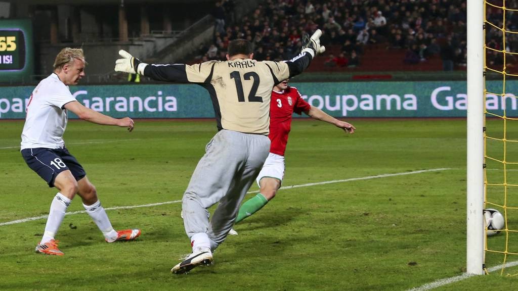 MÅL: Her svikter lykkebuksene Gabor Kiraly. Håvard Nielsen scorer på den ungarske keeperen.